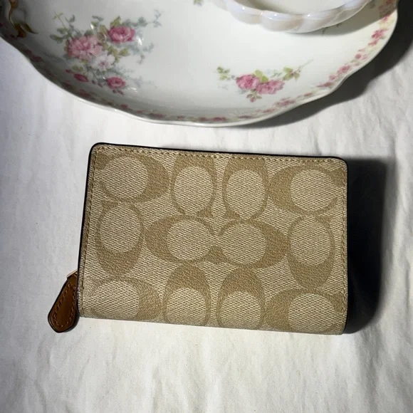 Coach Signature Canvas Wallet - Picture 2 of 5